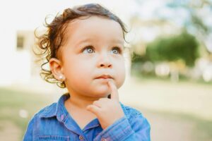 niño piensa