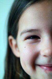 niña riendo