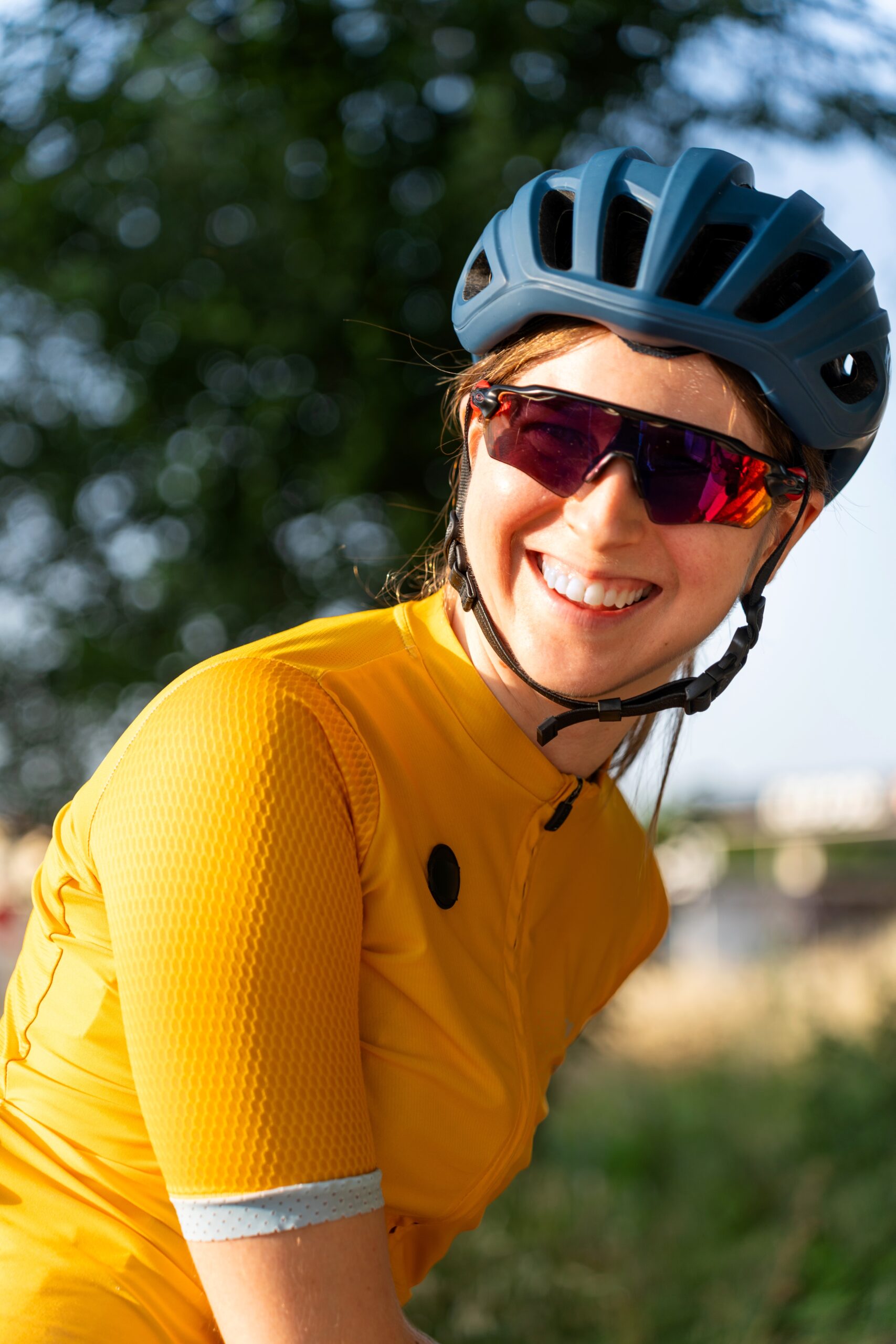 Ciclista amb ulleres esportives